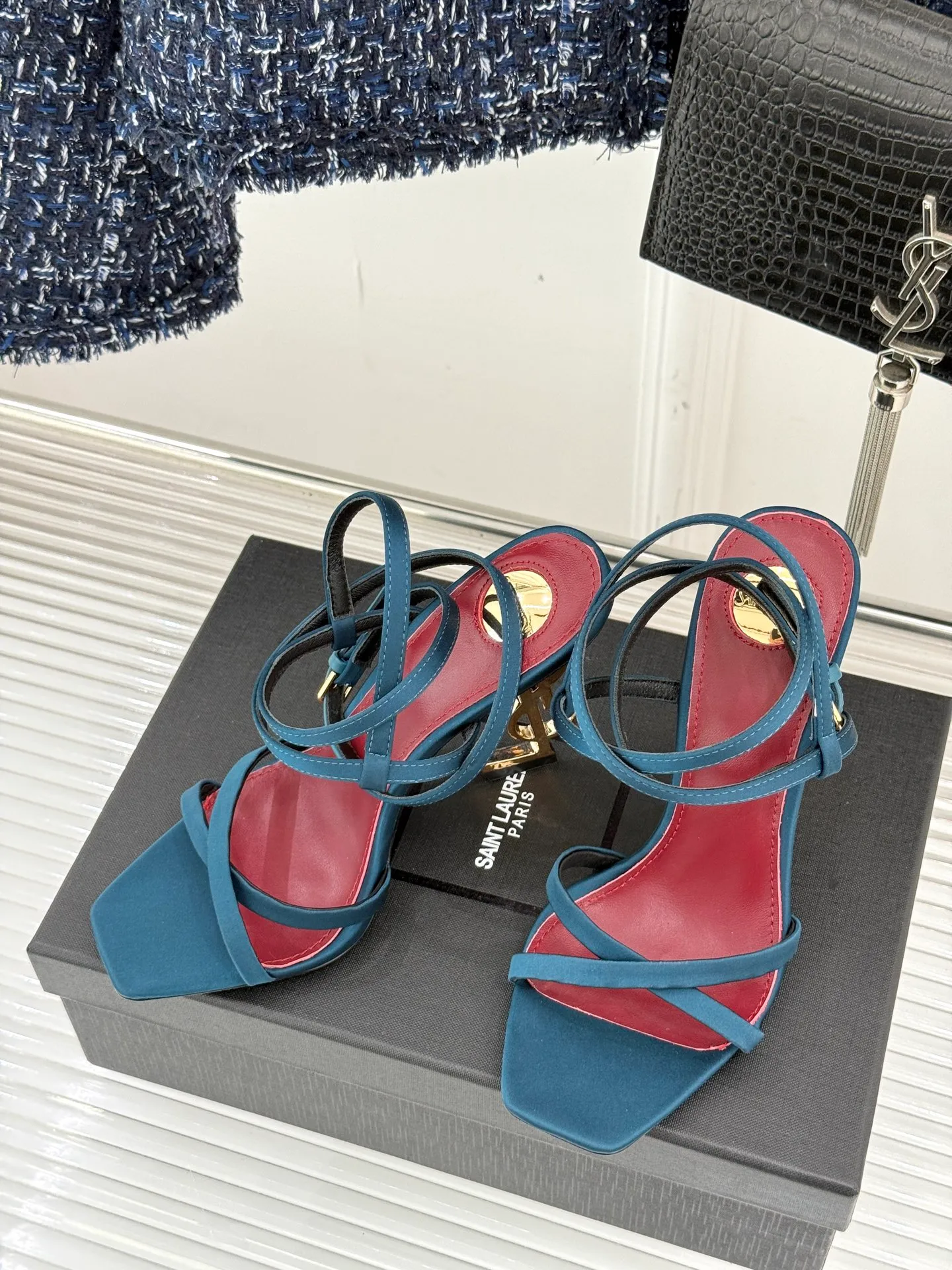 👟👟Ex-factory price 600👟👟 Saint Lauren*YSL Saint Laurent classic spring and summer letter heel cross-strap high-heeled sandals. High-heeled shoes that are suitable for both men and women. I love them. They are indeed the brand that understands women best. They are sold out as soon as they are new‼ ️ Especially the side lines are designed to be smooth, natural and slimming, making the whole pair of shoes layered and feminine. No matter what your usual style is, you must try it! The upper is made of imported cow patent leather, the lining is mixed sheepskin, and the Italian genuine leather outsole Heel height: 10.5cm Size: 35-39 (34/40/41 customized)